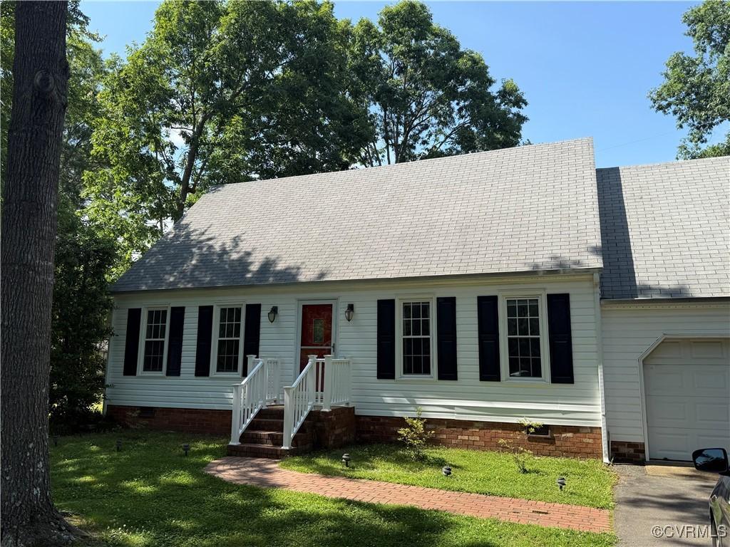 4400 Overlea Ct, Midlothian, VA 23112 - new england style home featuring a garage, a front yard, crawl space, and a shingled roof