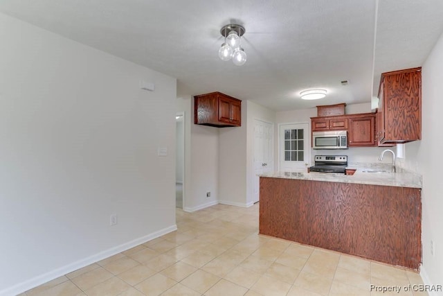 1928 Box St, Hampton, VA 23661 - kitchen with stainless steel appliances, a sink, a peninsula, and baseboards