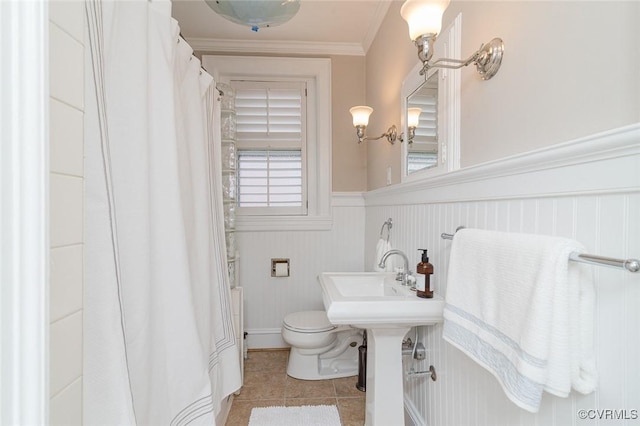 2923 Monument Ave Unit 1, Richmond, VA 23221 - full bathroom featuring a wainscoted wall, toilet, tile patterned floors, crown molding, and a shower with shower curtain