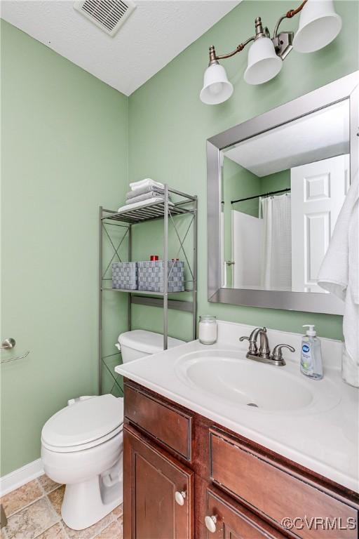 12125 Shore View Dr, Henrico, VA 23233 - full bath featuring toilet, vanity, baseboards, and a shower with shower curtain