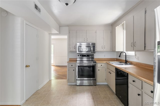 13503 Headwaters Pl, Midlothian, VA 23113 - kitchen with stainless steel appliances, a sink, light countertops, and baseboards