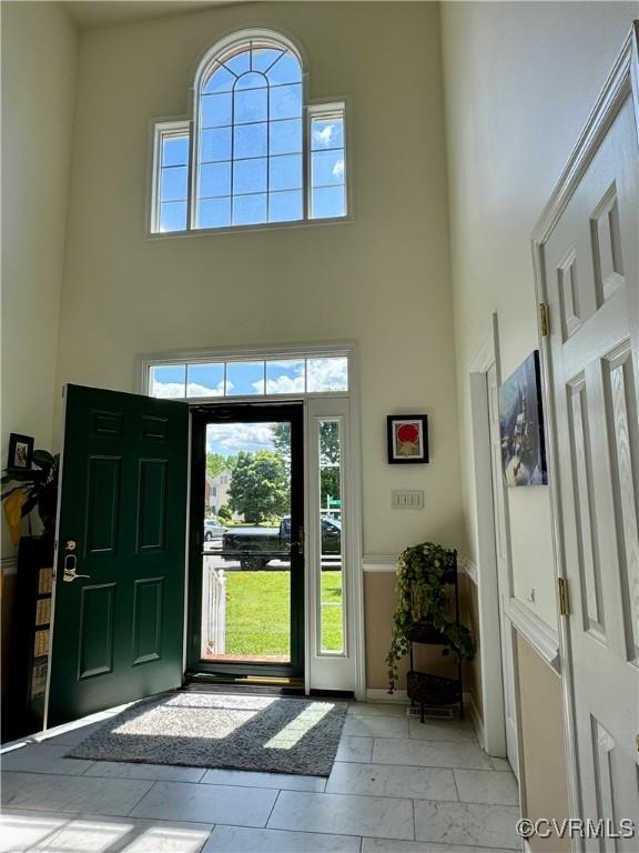 2013 Pruett Ct, Glen Allen, VA 23059 - entryway featuring a towering ceiling and baseboards