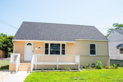 1217 Arlington St, Petersburg, VA 23803 - bungalow-style home featuring a front yard and roof with shingles