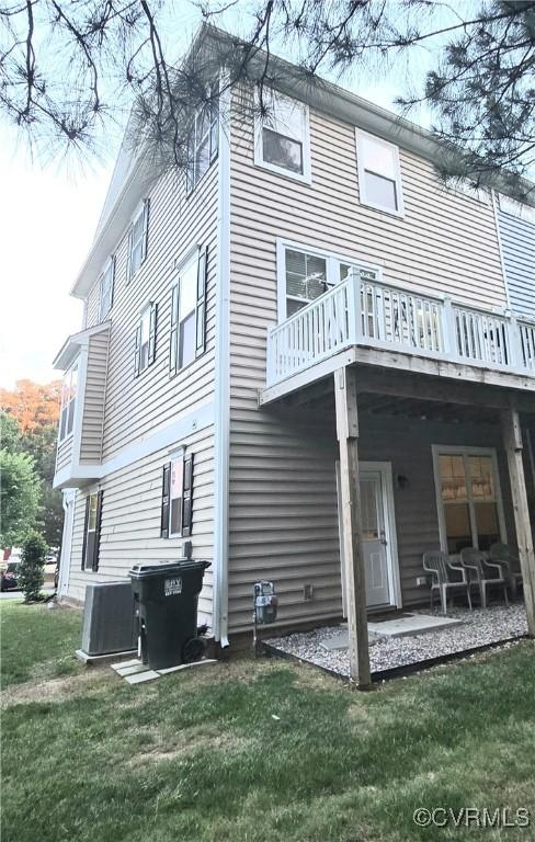 705 Prosperity Ct Unit 705, Williamsburg, VA 23188 - back of property featuring cooling unit, a lawn, and a patio