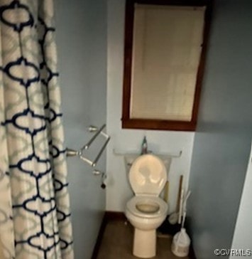 2812 Old Nottoway Rd, Crewe, VA 23930 - full bathroom featuring toilet, baseboards, and curtained shower