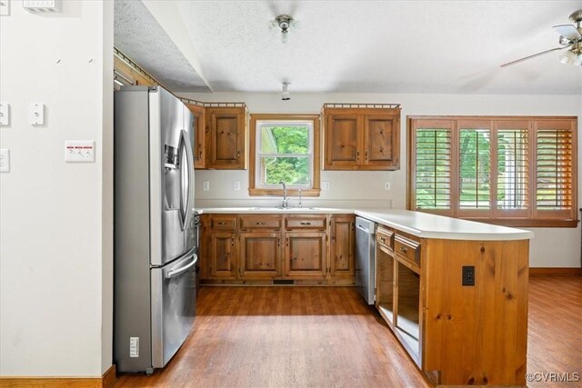 3786 Donavon Mill Ct, Powhatan, VA 23139 - kitchen featuring stainless steel appliances, a sink, a peninsula, a ceiling fan, and light wood finished floors