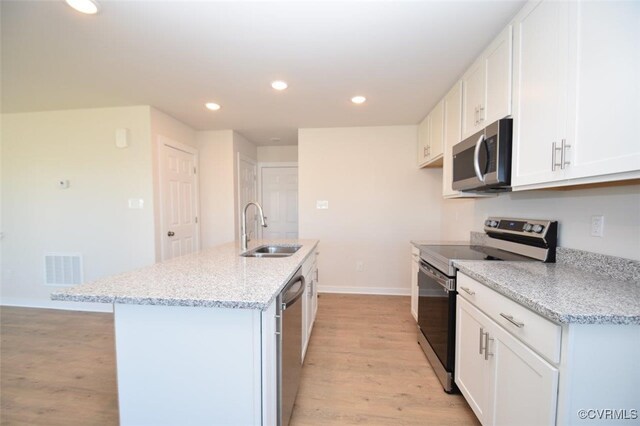 2628 Butterbean Ct, Richmond, VA 23231 - kitchen featuring appliances with stainless steel finishes, a sink, light wood-style flooring, baseboards, and recessed lighting