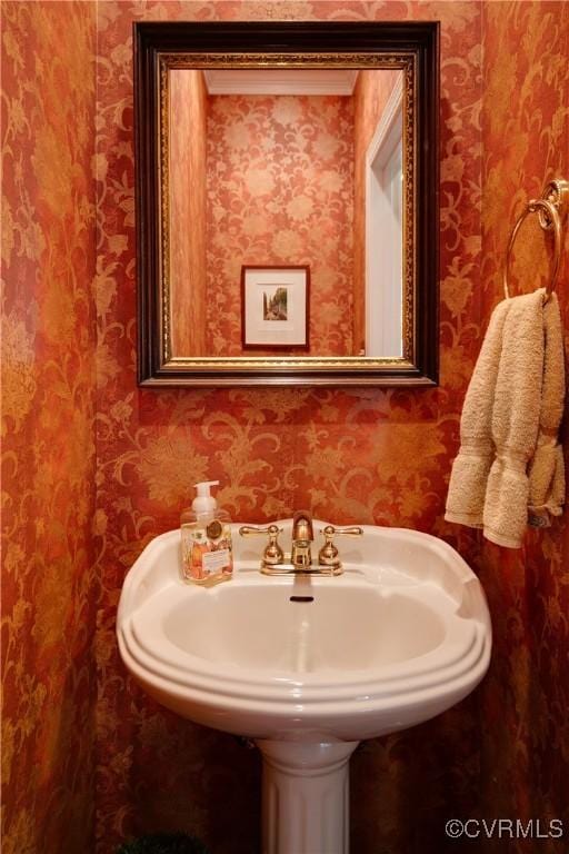 522 Hunt Field Rd, Manakin Sabot, VA 23103 - bathroom featuring wallpapered walls
