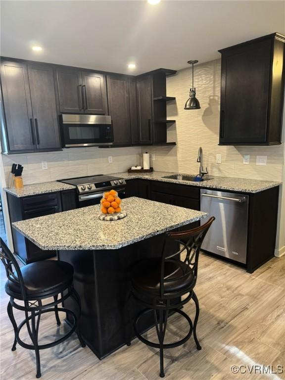 5630 Autumnleaf Dr, Chesterfield, VA 23234 - kitchen featuring stainless steel appliances, a sink, a breakfast bar, open shelves, and recessed lighting