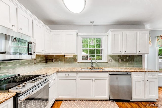 9214 Hunters Chase Dr, Mechanicsville, VA 23116 - kitchen featuring appliances with stainless steel finishes, a sink, light wood-type flooring, and white cabinetry
