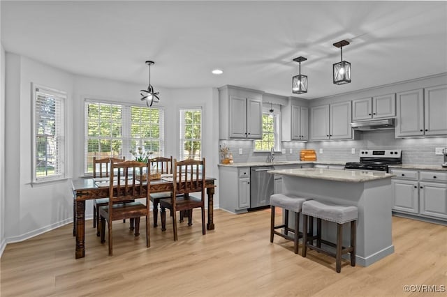3724 Liberty Point Dr, Midlothian, VA 23112 - kitchen with stainless steel appliances, gray cabinets, under cabinet range hood, a sink, and recessed lighting