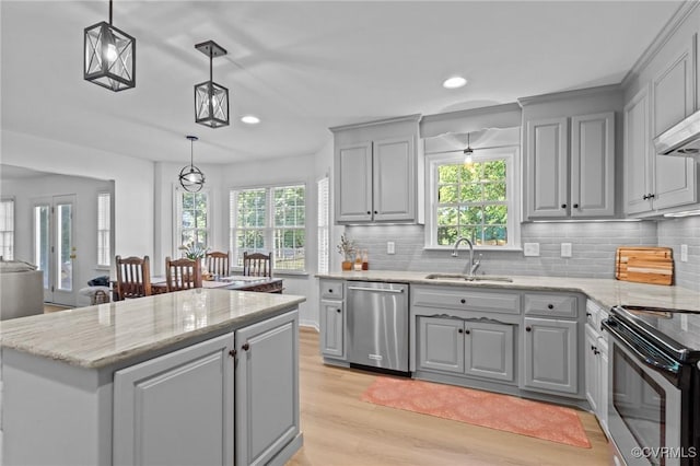 3724 Liberty Point Dr, Midlothian, VA 23112 - kitchen with appliances with stainless steel finishes, gray cabinets, a sink, light wood-style floors, and recessed lighting