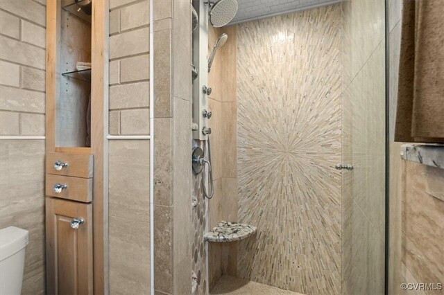 1146 Wicker Dr, Colonial Heights, VA 23834 - full bath featuring tiled shower, toilet, and tile walls