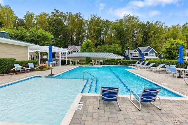 9477 Creek Summit Cir, Richmond, VA 23235 - community pool with a patio and view of wooded area