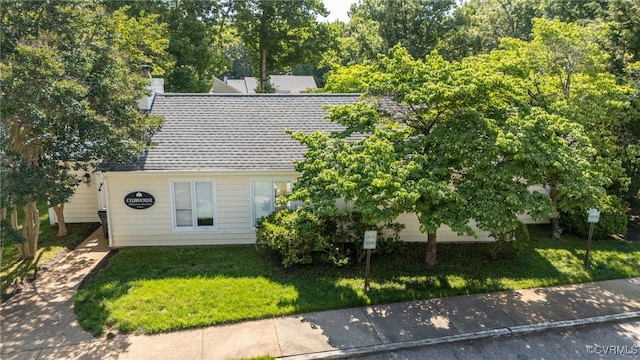 1417 Sycamore Mews Cir, Midlothian, VA 23113 - view of front of property with a front yard and roof with shingles