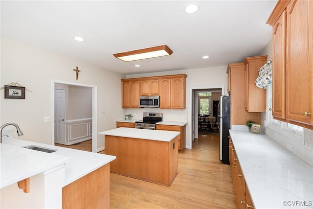 160 Walnut Ridge Dr, Stafford, VA 22556 - kitchen featuring stainless steel appliances, a sink, a kitchen island, light wood finished floors, and recessed lighting