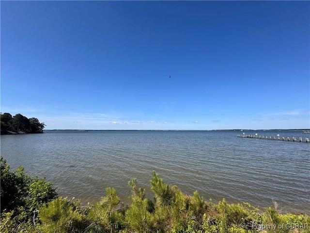 4 River Village Dr, Weems, VA 22576
