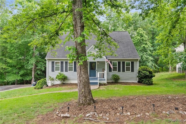 17 Brougham Rd, Fluvanna, VA 22963 - cape cod house with a front yard, covered porch, and roof with shingles