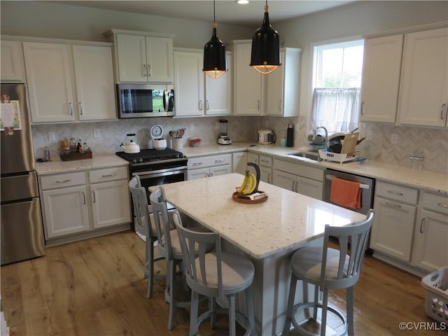 7617 Royal Crown Ct, Mechanicsville, VA 23116 - kitchen with stainless steel appliances, white cabinets, backsplash, a sink, and recessed lighting