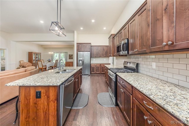 17231 Ivory Bill Ln, Chesterfield, VA 23838 - kitchen with stainless steel appliances, a sink, dark wood-style flooring, a breakfast bar area, and backsplash