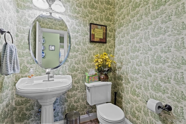 9085 Winter Spring Dr, Mechanicsville, VA 23116 - bathroom featuring wallpapered walls, toilet, and baseboards