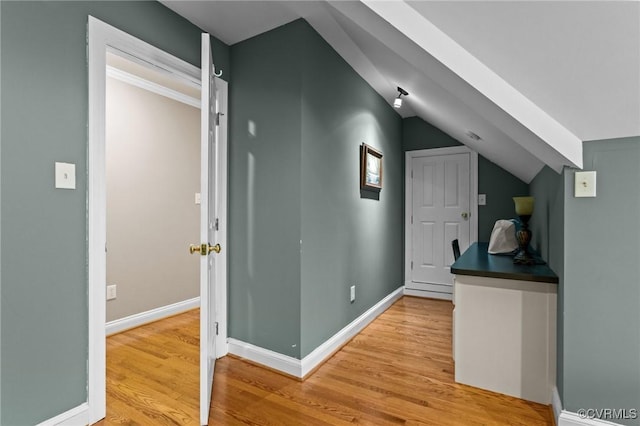 9085 Winter Spring Dr, Mechanicsville, VA 23116 - corridor with light wood finished floors, vaulted ceiling, and baseboards