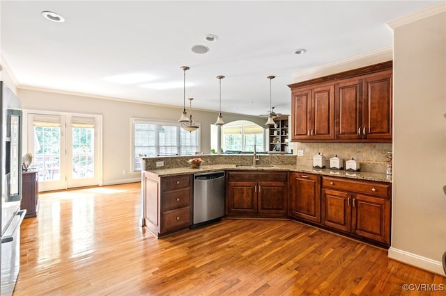 2220 French Hill Ter, Powhatan, VA 23139 - kitchen with appliances with stainless steel finishes, a sink, light wood-style floors, ornamental molding, and a peninsula