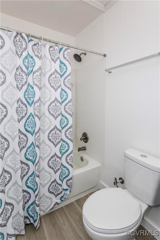 321 Porterville St, Petersburg, VA 23803 - full bath featuring wood finished floors, shower / tub combo with curtain, and toilet