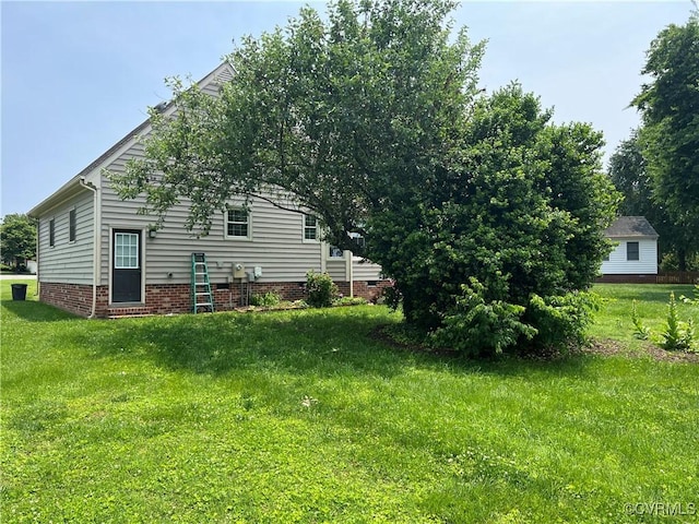 8172 Dunfee Ln, Mechanicsville, VA 23111 - view of side of home with a lawn