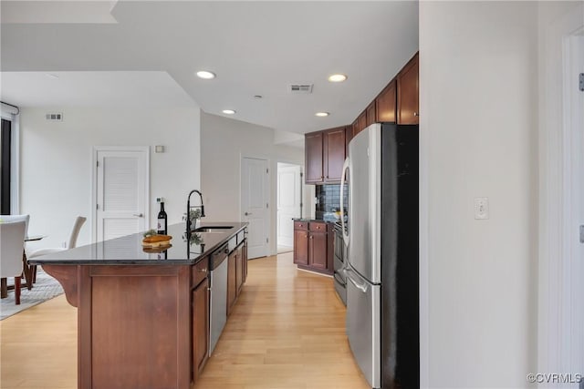 1101 Haxall Pt Unit U1001, Richmond, VA 23219 - kitchen featuring a sink, stainless steel appliances, light wood-style floors, a kitchen island with sink, and recessed lighting