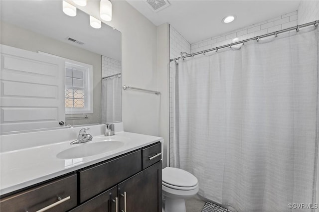 3821 Meridian Ave, Richmond, VA 23234 - bathroom with vanity, toilet, recessed lighting, and a shower with curtain