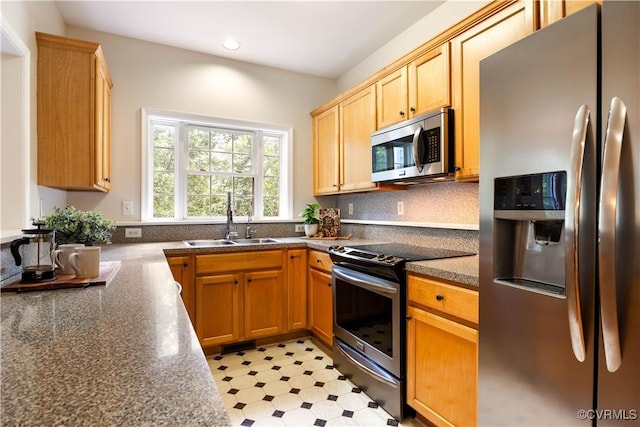 14000 Shady Pointe Ct, Midlothian, VA 23112 - kitchen with stainless steel appliances, a sink, recessed lighting, backsplash, and dark countertops