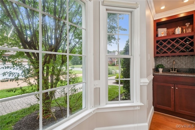 5308 Hillshire Way, Glen Allen, VA 23059 - indoor wet bar featuring crown molding, backsplash, and light wood-type flooring
