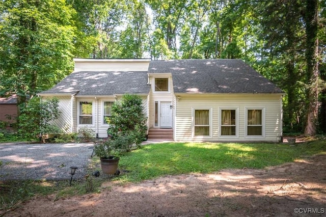 3201 Barnes Spring Ct, Chesterfield, VA 23112 - mid-century inspired home featuring entry steps, a front yard, and a shingled roof