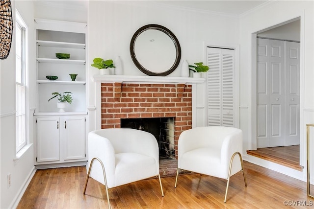 2619 Quarterpath Pl, Henrico, VA 23233 - living area featuring light wood-style floors, crown molding, built in features, and a fireplace