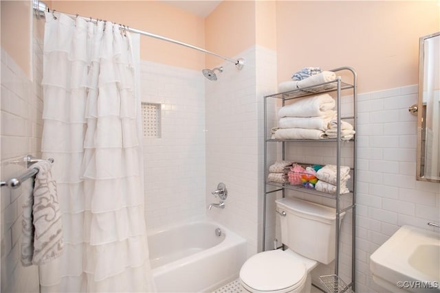 908 High St, Farmville, VA 23901 - full bath featuring tile walls, toilet, and shower / bathtub combination with curtain