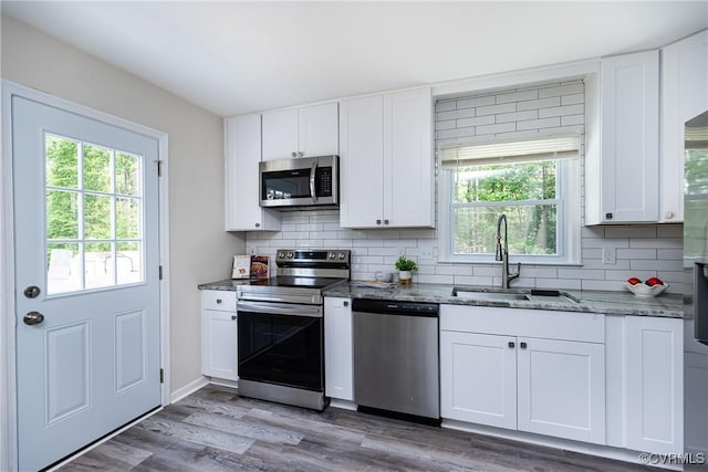 5007 Gention Rd, Chesterfield, VA 23832 - kitchen featuring stainless steel appliances, a sink, backsplash, and wood finished floors