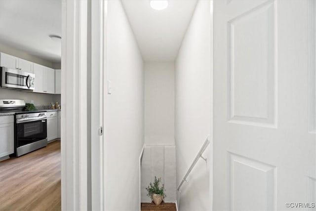 12 Wheelhouse Ct, Petersburg, VA 23805 - corridor with an upstairs landing and light wood finished floors