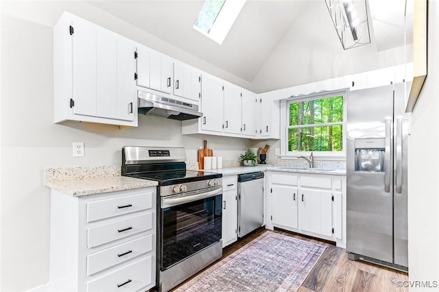 4381 Three Bridge Rd, Powhatan, VA 23139 - kitchen with stainless steel appliances, under cabinet range hood, a sink, vaulted ceiling, and dark wood-type flooring