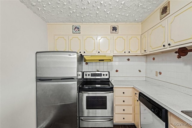 4706 Leadenhall Dr, Chesterfield, VA 23234 - kitchen featuring appliances with stainless steel finishes, under cabinet range hood, cream cabinetry, light countertops, and a textured ceiling
