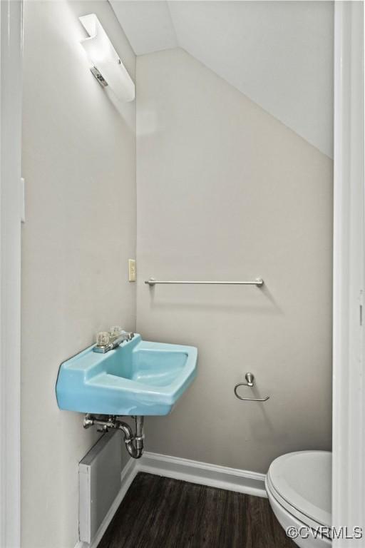 4706 Leadenhall Dr, Chesterfield, VA 23234 - bathroom with wood finished floors, toilet, a sink, baseboards, and vaulted ceiling