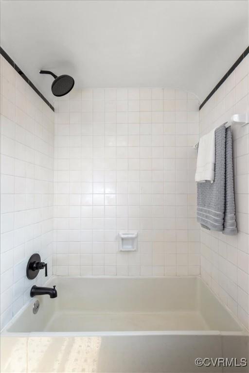 215 S S St, Petersburg, VA 23803 - full bath with bathtub / shower combination