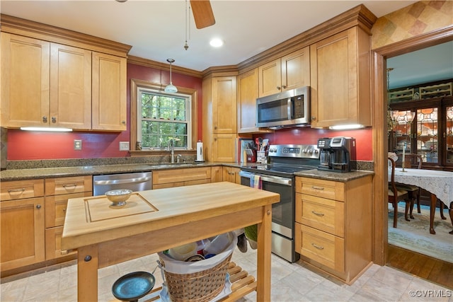 14000 Autumn Woods Rd, Midlothian, VA 23112 - kitchen with stainless steel appliances, a sink, pendant lighting, a ceiling fan, and crown molding