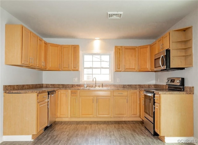 5810 Gunsight Ct, North Chesterfield, VA 23237 - kitchen featuring stainless steel appliances, a sink, light brown cabinets, and light wood-type flooring