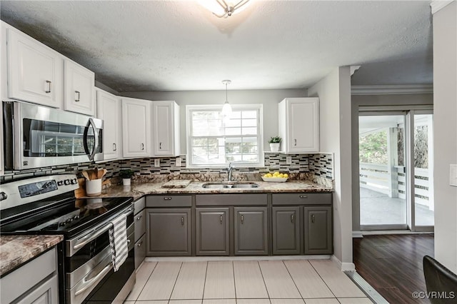 6406 Lothaire Ct, North Chesterfield, VA 23234 - kitchen featuring appliances with stainless steel finishes, gray cabinetry, a sink, healthy amount of natural light, and a textured ceiling