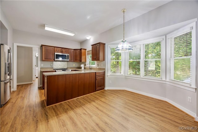 12410 Creek Mill Ct, Glen Allen, VA 23059 - kitchen with stainless steel appliances, a peninsula, light countertops, a chandelier, and light wood finished floors