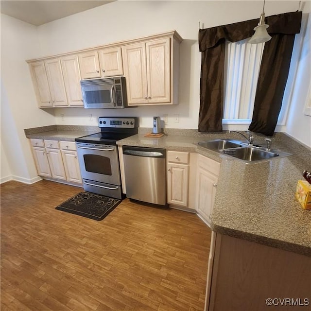 7408 First Landing Ct, Henrico, VA 23231 - kitchen featuring appliances with stainless steel finishes, wood finished floors, pendant lighting, and light brown cabinets