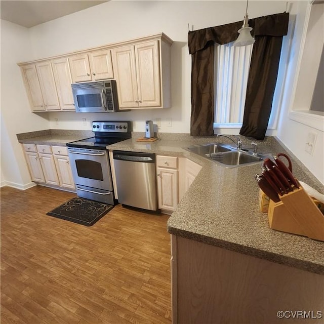 7408 First Landing Ct, Henrico, VA 23231 - kitchen featuring stainless steel appliances, wood finished floors, decorative light fixtures, and light brown cabinetry