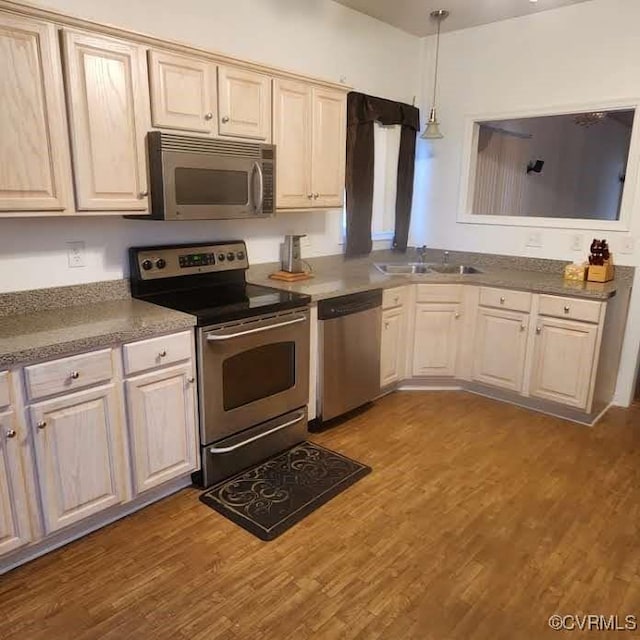 7408 First Landing Ct, Henrico, VA 23231 - kitchen with stainless steel appliances, wood finished floors, and pendant lighting