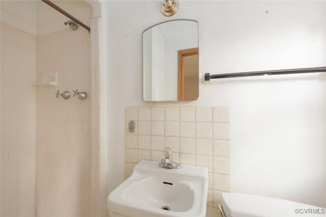 8005 Three Chopt Rd, Henrico, VA 23229 - full bath featuring a sink, toilet, and tiled shower